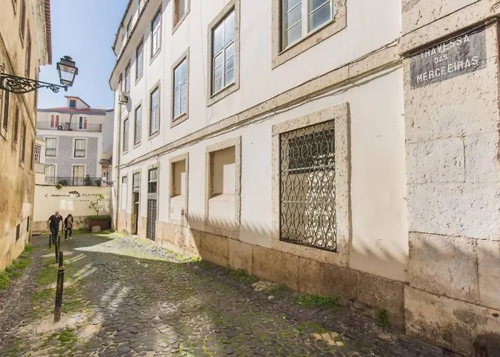 135 A - In Tranquil Flat In Alfama Near Se And Castle شقة *