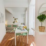 135 A - In Tranquil Flat In Alfama Near Se And Castle شقة
