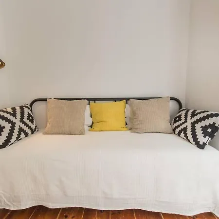Апартаменти In Tranquil Flat In Alfama Near Se And Castle *