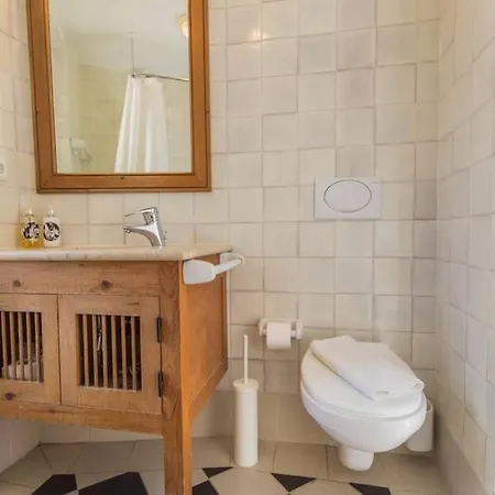 In Tranquil Flat In Alfama Near Se And Castle Лісабон