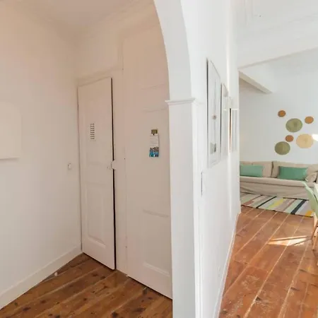 Апартаменти In Tranquil Flat In Alfama Near Se And Castle