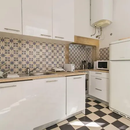 In Tranquil Flat In Alfama Near Se And Castle 公寓 *