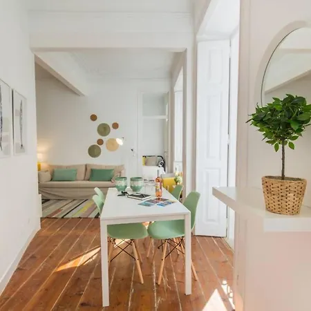 In Tranquil Flat In Alfama Near Se And Castle Апартаменти