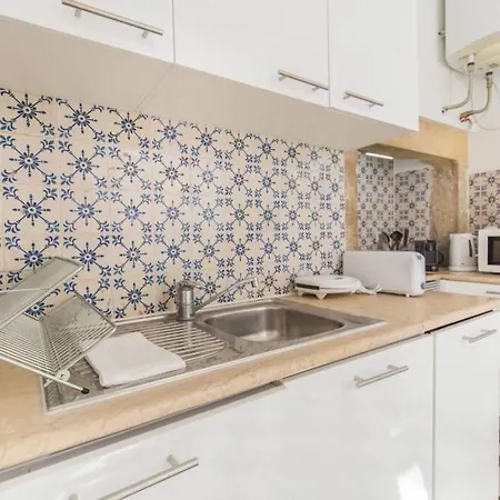 In Tranquil Flat In Alfama Near Se And Castle Лісабон