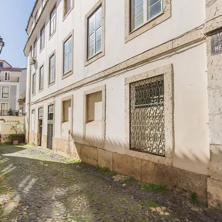 135 A - In Tranquil Flat In Alfama Near Se And Castle شقة *