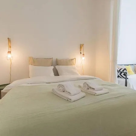 Апартаменти In Tranquil Flat In Alfama Near Se And Castle