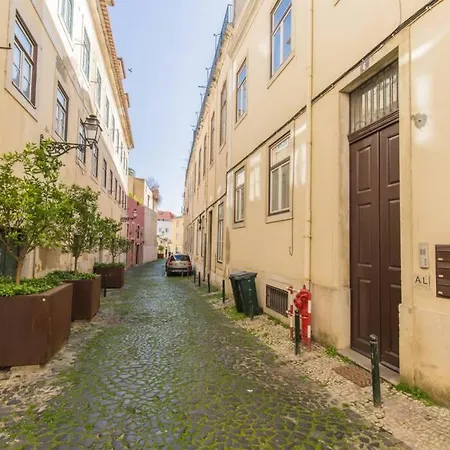 135 A - In Tranquil Flat In Alfama Near Se And Castle شقة